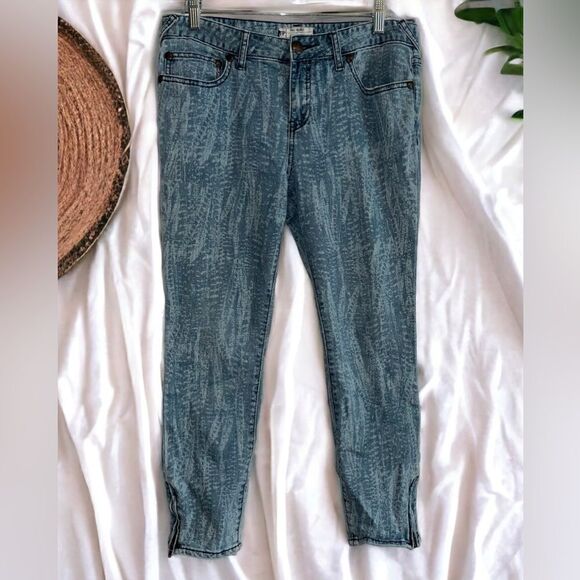 We the FREE PEOPLE Blue Feather Print Skinny Cropped Ankle Zip Jeans SZ 31 Boho - Picture 2 of 7